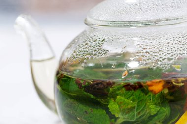 Taze naneli çay ve cam çaydanlıkta limon, yatay yakın plan.