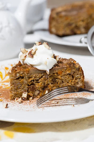 Stück Süßer Karottenkuchen Vertikale Nahaufnahme — Stockfoto