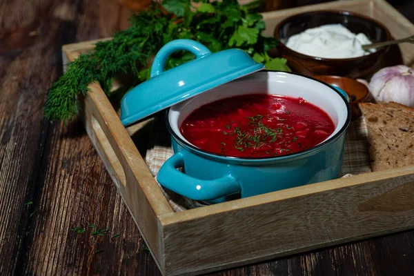 Geleneksel Rus Yemeği Ekşi Kremalı Taze Borç Ahşap Arka Planda — Stok fotoğraf