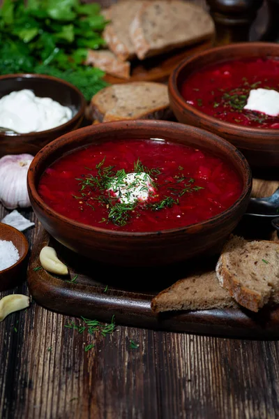 Ekşi Kremalı Dikey Manzaralı Geleneksel Rus Yemeği Çorbası — Stok fotoğraf