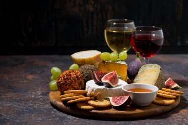 Peynir, kraker ve meyveler, lezzetli şarap atıştırmalıkları, yatay