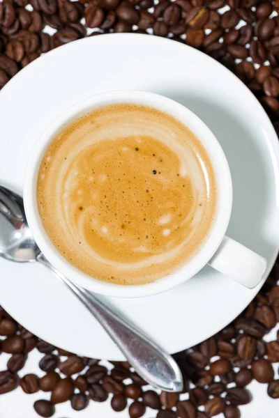 Espresso Šálek Kávových Zrnech Detailní Svislý — Stock fotografie
