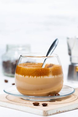 Kremalı sütlü kahve, dikey yakın plan.