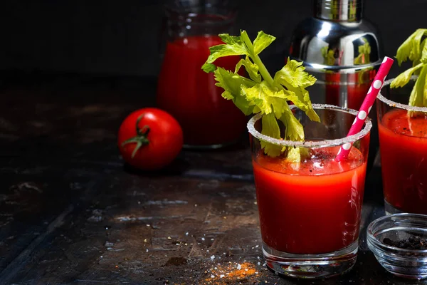 Alkoholhaltig Cocktail Blodiga Mary Mörk Bakgrund Närbild — Stockfoto