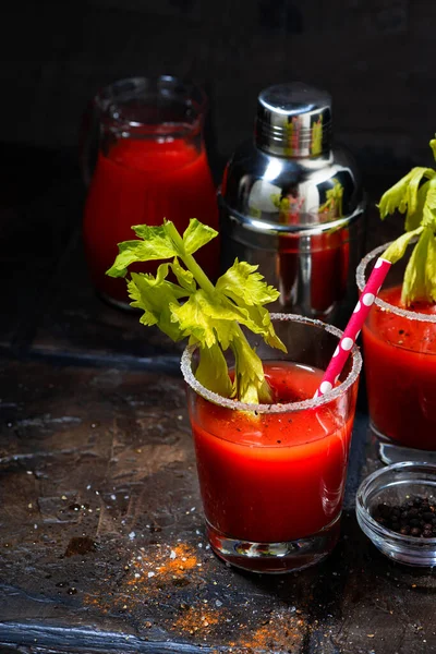 Alkoholhaltig Cocktail Blodiga Mary Glasögon Mörk Bakgrund Vertikal Ovanifrån — Stockfoto