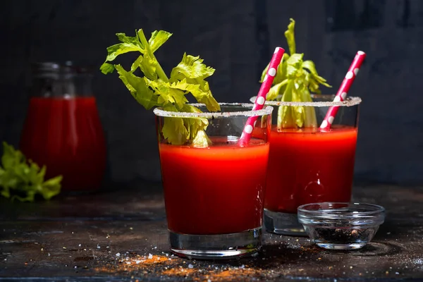 Alkoholhaltig Cocktail Blodig Mary Glasögon Mörk Bakgrund Horisontell — Stockfoto