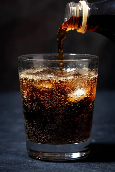 Coca Cola Наливается Стакан Бутылки Вертикальные — стоковое фото