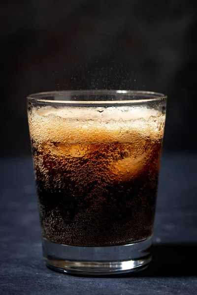 Кока Кола Льдом Стакане Темном Фоне Крупным Планом — стоковое фото