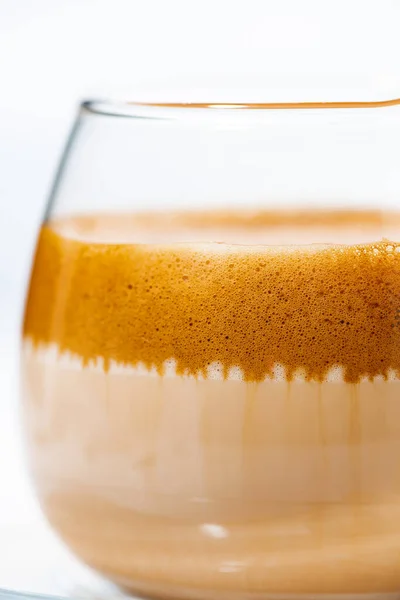 Glas Kaffee Mit Milch Und Cremigem Schaum Vertikale Nahaufnahme — Stockfoto