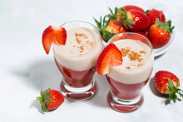 Sweet Strawberry Yoghurt Milkshake Top View Horizontal — Stock Photo, Image