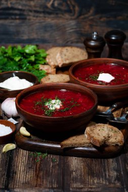 Ekşi kremalı ve dereotlu geleneksel Rus çorbası ahşap masa, dikey üst görünüm