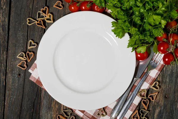 餐桌摆设 木制桌子上有意大利面和蔬菜 顶部视图 — 图库照片