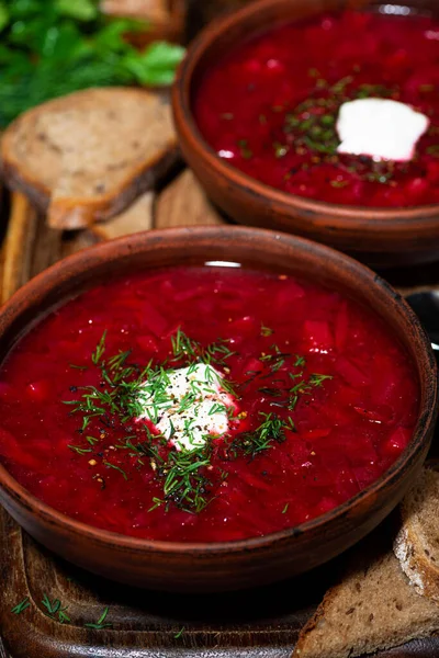 Tradisional Rusia Hidangan Borsch Dengan Krim Asam Dan Dill Closeup — Stok Foto