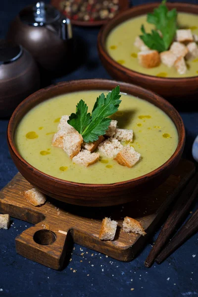 Brokkoli Cremesuppe Mit Croutons Zum Mittagessen Vertikale Ansicht Von Oben — Stockfoto