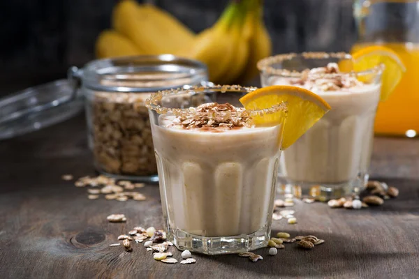 Batido Con Harina Avena Plátano Naranja Sobre Mesa Oscura Primer — Foto de Stock