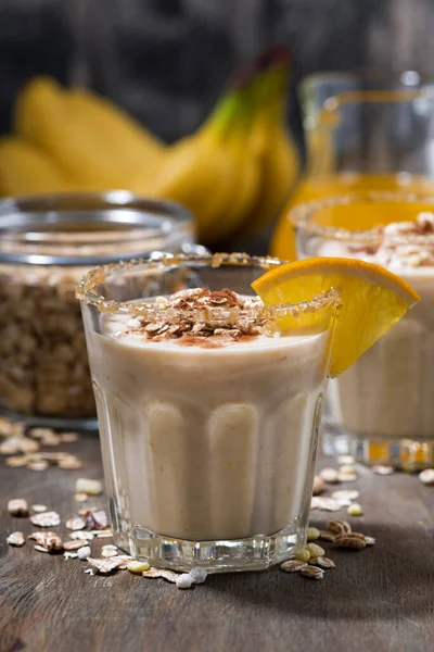 Mléčný Koktejl Ovesnou Kaší Banánem Pomerančem Tmavém Stole Detailní Záběr — Stock fotografie