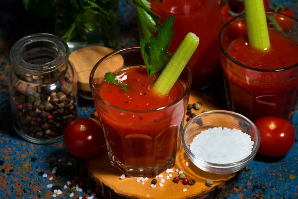 Succo Pomodoro Fresco Sano Con Sale Sedano Sfondo Scuro Primo — Foto Stock