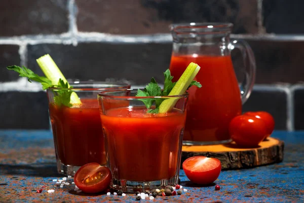 Świeży Sok Pomidorowy Solą Selerem Ciemnym Stole Zbliżenie Poziome — Zdjęcie stockowe