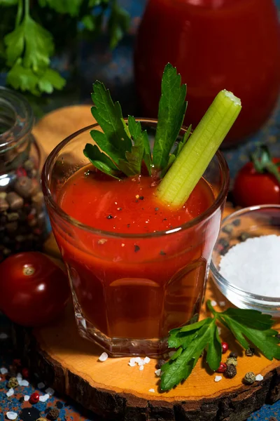 Zumo Tomate Fresco Saludable Con Sal Apio Sobre Fondo Oscuro — Foto de Stock