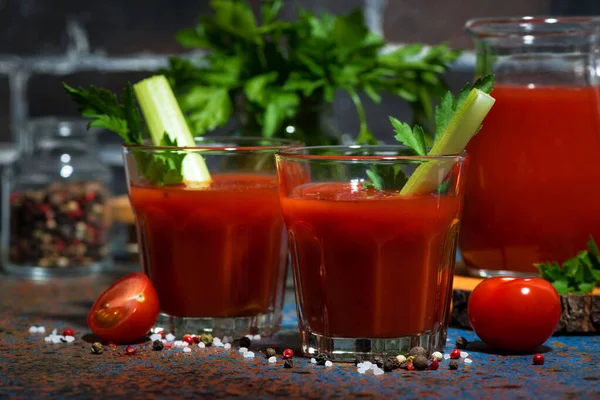 Świeży Sok Pomidorowy Selerem Szklankach Zbliżenie Poziome — Zdjęcie stockowe