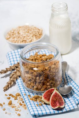Sağlıklı yiyecekler - ev yapımı tahıl gevreği ve süt beyaz masada, üst manzara
