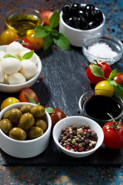 Mozarella soslu hazırlama salatası için malzemeler, dikey