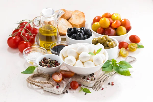 Ingredientes Para Salada Com Mussarela Mesa Branca Horizontal — Fotografia de Stock
