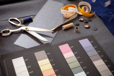 Tekstil arka plan üzerinde izole terzi araçları