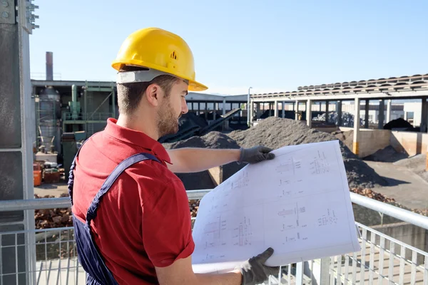 Portret van fabrieksarbeider op het opbouwen van site achtergrond — Stockfoto