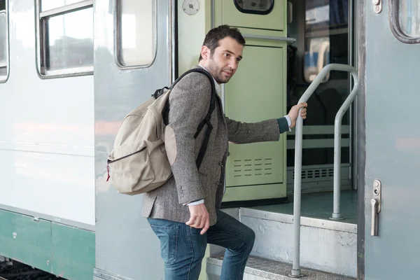 посадка в электричку. мужчина на вокзале. человек выходит из поезда. человек выходит из поезда. парень на вокзале.