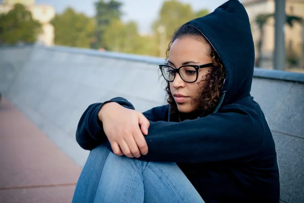 Sorgliga unga afro-american flickan ensam — Stockfoto