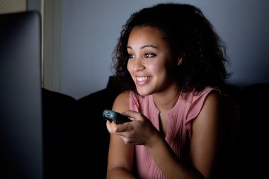 Genç kadın geceleri televizyon izlerken