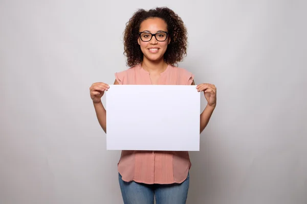 Mujer negra mostrando bandera blanca —  Fotos de Stock