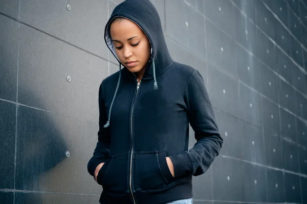 Triste y solitario adolescente retrato en la ciudad calle —  Fotos de Stock