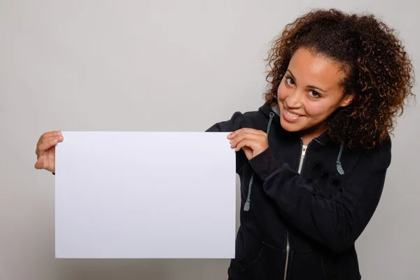 Mujer negra mostrando pancarta blanca aislada en el fondo —  Fotos de Stock