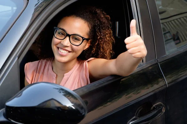 Jovem feliz sentada em seu carro novo — Fotografia de Stock