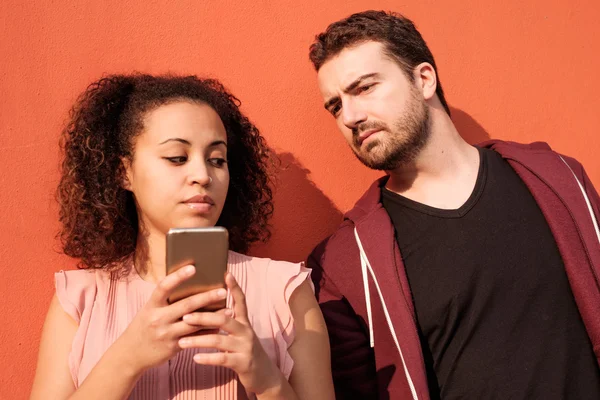 Man spying his girlfriend mobile phone — Stock Photo, Image