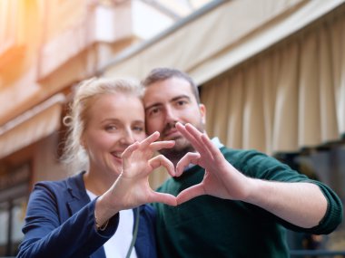 Güzel bir çift elle bir kalp yapma