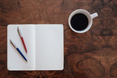 kalemler üzerinde ahşap arka plan izole bir kopya kitap üzerine