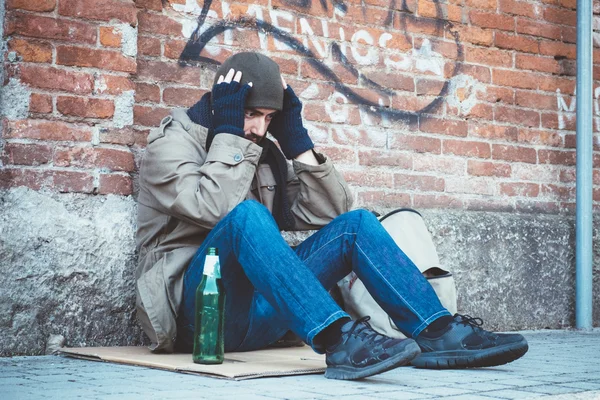 Daklozen zittend in de straat en wanhopige gevoel — Stockfoto