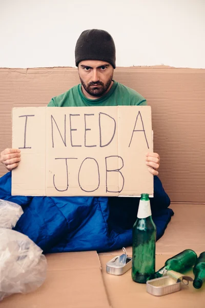 Desamparados sentados en la calle y pidiendo trabajo — Foto de Stock