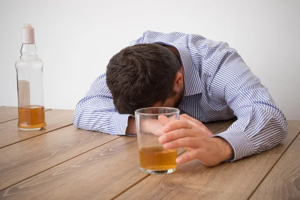 Człowiek w depresji nadużywa alkoholu, stara się zapomnieć o swoich problemach — Zdjęcie stockowe