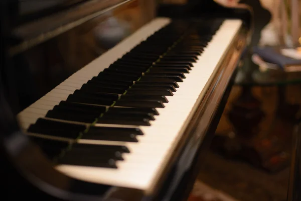 Клавиатура фортепиано с малой глубиной резкости — стоковое фото