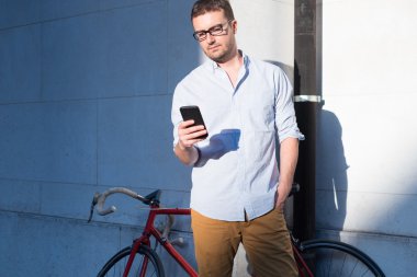 Akıllı telefonundan arama ve şehir sokaklarda yürüyen adam