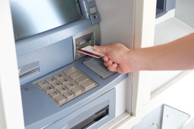 Adam el bir atm içinde kredi kartı takma