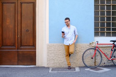 Sokak şehirde onun cep telefonu kullanan adam