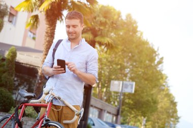 Adam akıllı telefonunu şehir sokakta yürürken arıyor