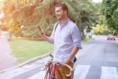 Adam akıllı telefonunu şehir sokakta yürürken arıyor