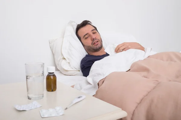 Mann fühlt sich schlecht, wenn er im Bett liegt — Stockfoto