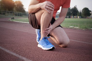 Runner yolda yaralı ayak bileği ile